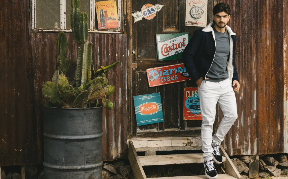 Buzo gris oscuro-pantalón gris claro