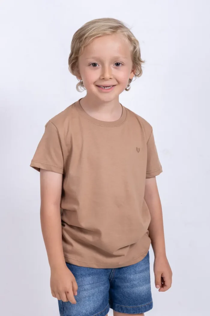 Camiseta Bordada Caki Para Niño – 100% Algodón Premium.