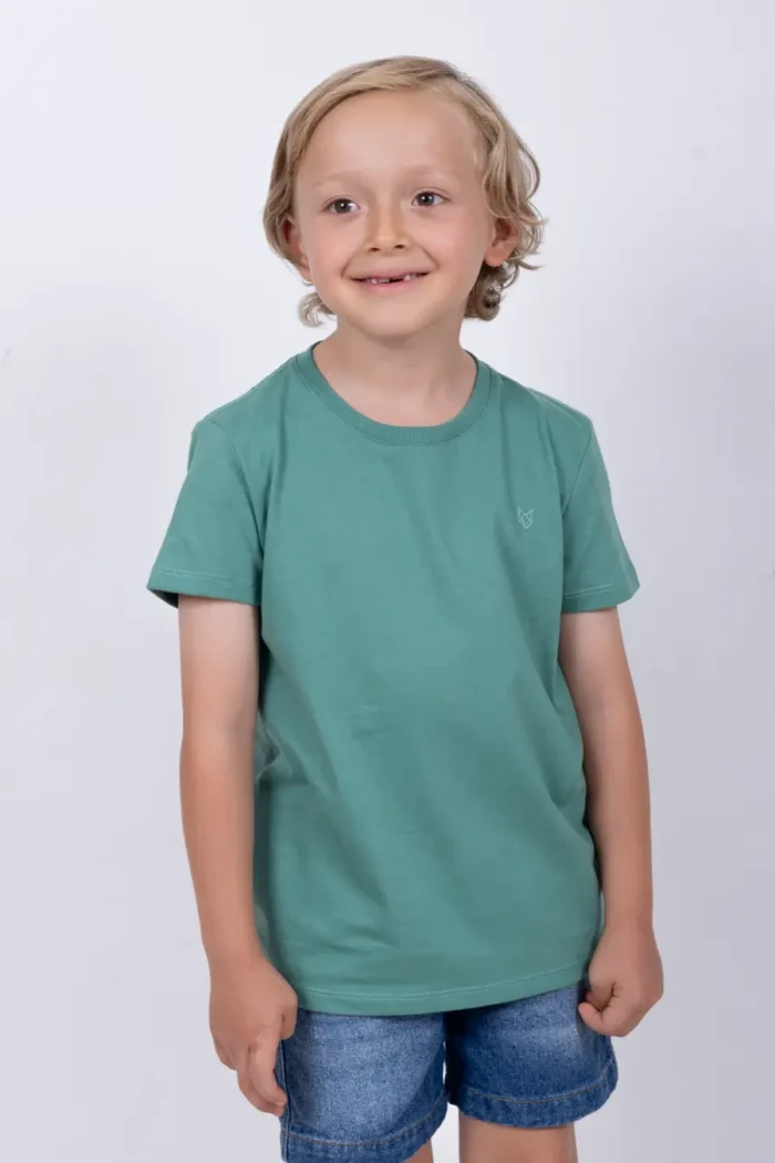 Camiseta Bordada Verde Alga Para Niño – 100% Algodón Premium.