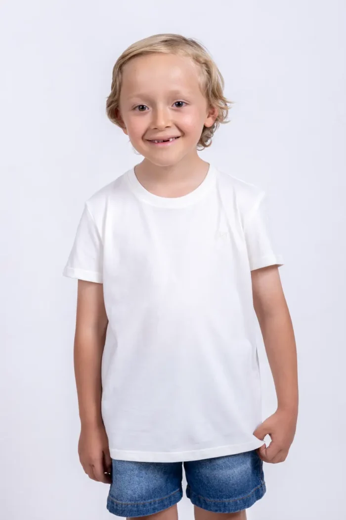 Camiseta Bordada Beige Para Niño – 100% Algodón Premium.