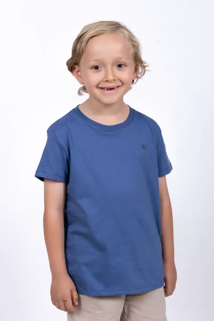 Camiseta Bordada Azul Indigo Para Niño – 100% Algodón Premium.