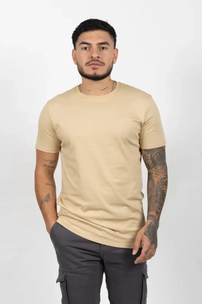 Camiseta Básica de Hombre, Slim Fit Cuello Redondo – 100% Algodón Premium. Vainilla