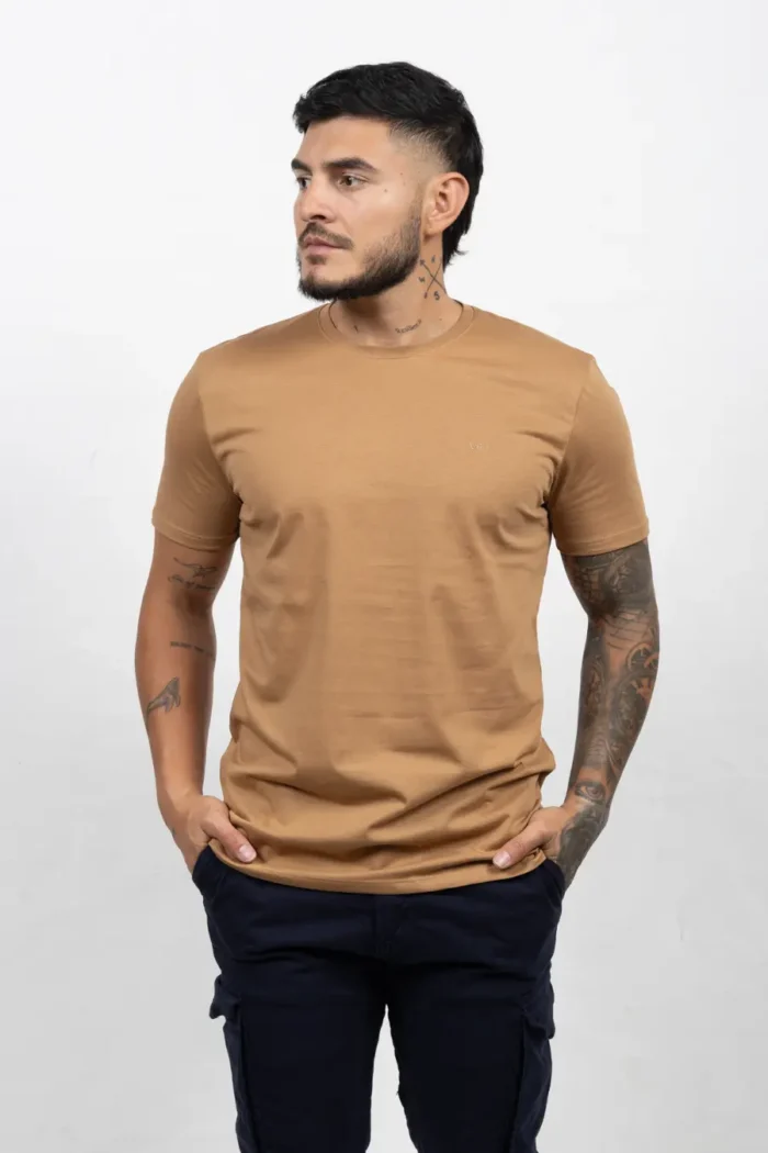 Camiseta Básica de Hombre, 100% Algodón. Arequipe Oscuro