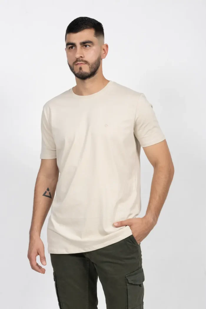 Camiseta Básica de Hombre, Slim Fit Cuello Redondo – 100% Algodón Premium. Crema