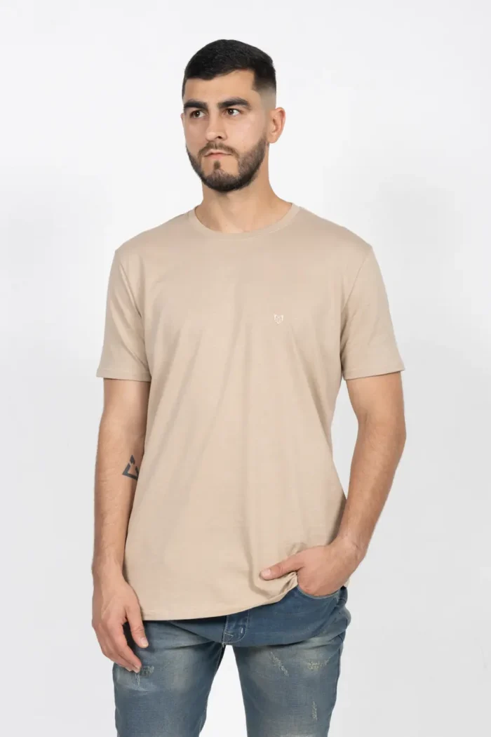 Camiseta Básica de Hombre, Slim Fit Cuello Redondo – 100% Algodón Premium. Arena