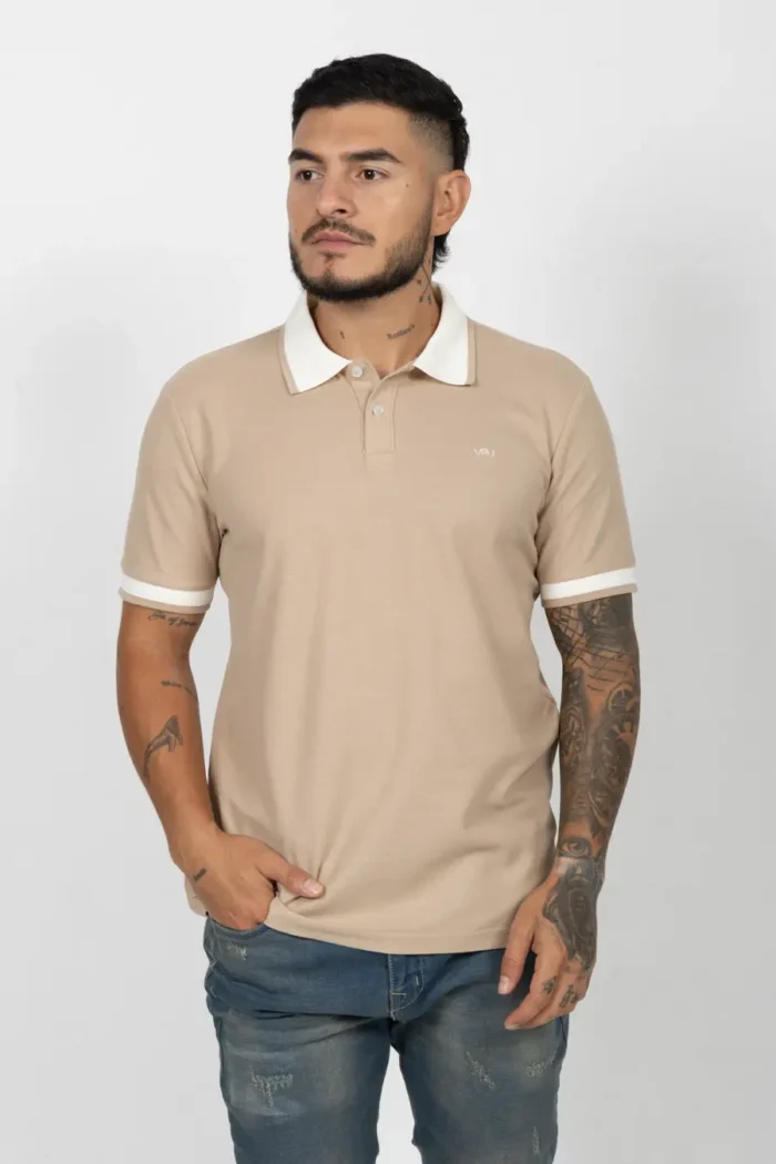 Camiseta Tipo Polo de Hombre, 65% poliéster 35% algodón. Arena