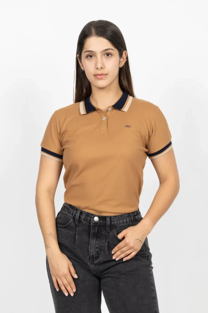 Camiseta Tipo Polo de Dama, 65% poliéster 35% algodón. Caki