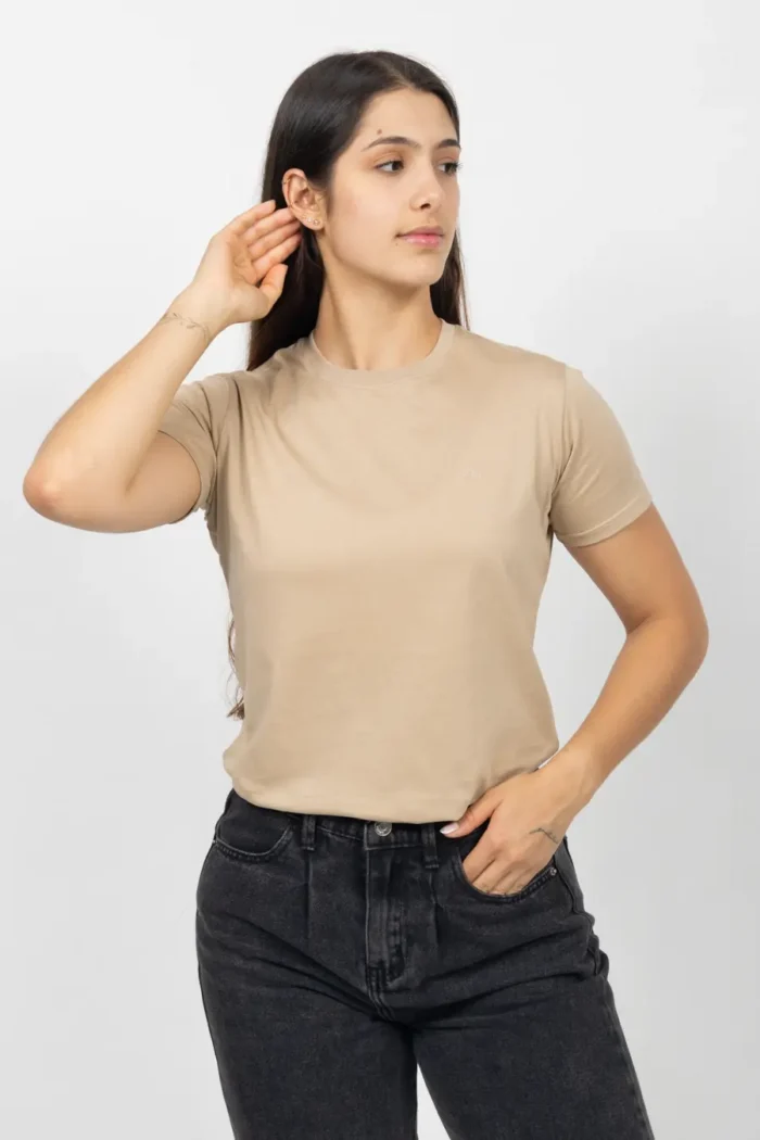 Camiseta Básica de Mujer, Slim Fit Cuello Redondo. 100% Algodón. Arequipe Oscuro