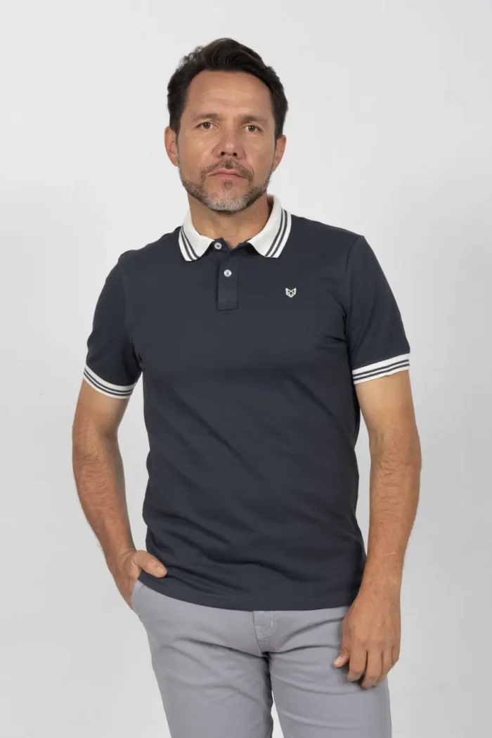 Camiseta de Hombre Tipo Polo, Classic Fit Manga Corta. Cuello Rayas. Gris Oscuro