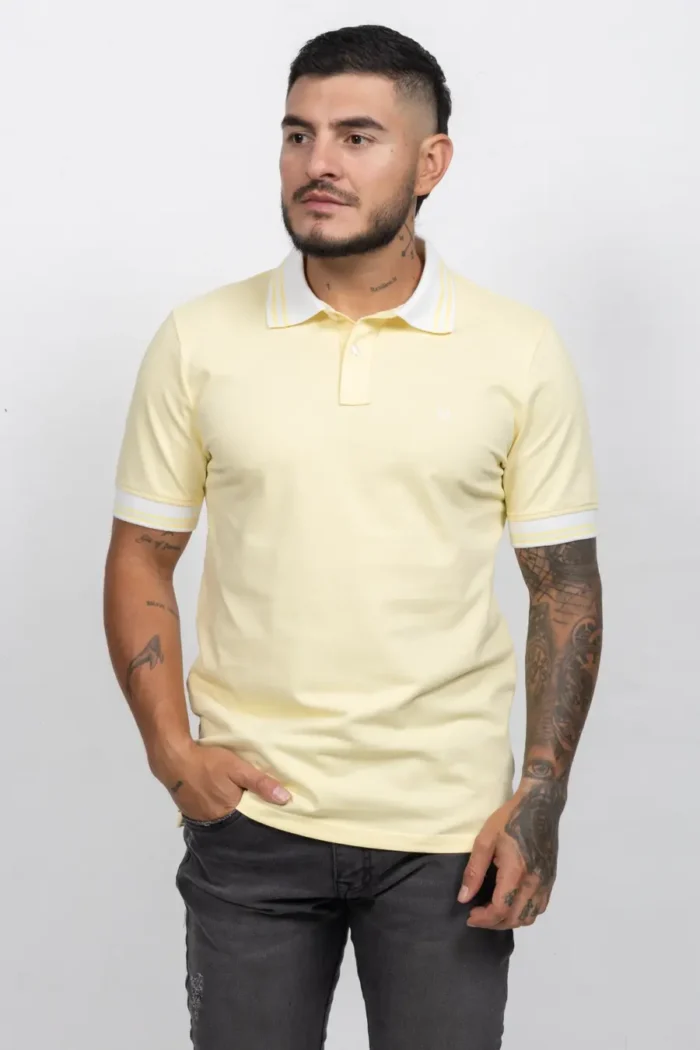 Camiseta de Hombre Tipo Polo, Classic Fit Manga Corta. Cuello Rayas. Amarillo