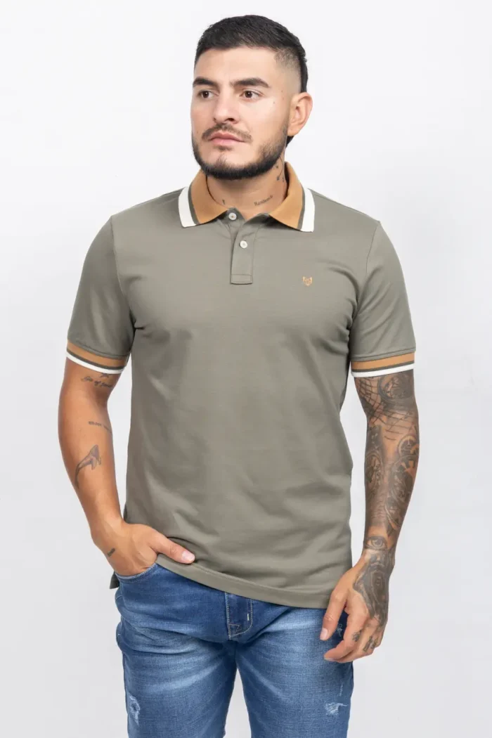 Camiseta de Hombre Tipo Polo, Classic Fit Manga Corta. Cuello Rayas. Verde Militar