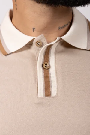 Alternative view of Camiseta de Hombre Tipo Polo, Classic Fit Manga Corta. Cuello Rayas con Perilla tejida. Arena