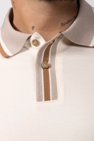 Alternative view of Camiseta de Hombre Tipo Polo, Classic Fit Manga Corta. Cuello Rayas con Perilla tejida. Crudo