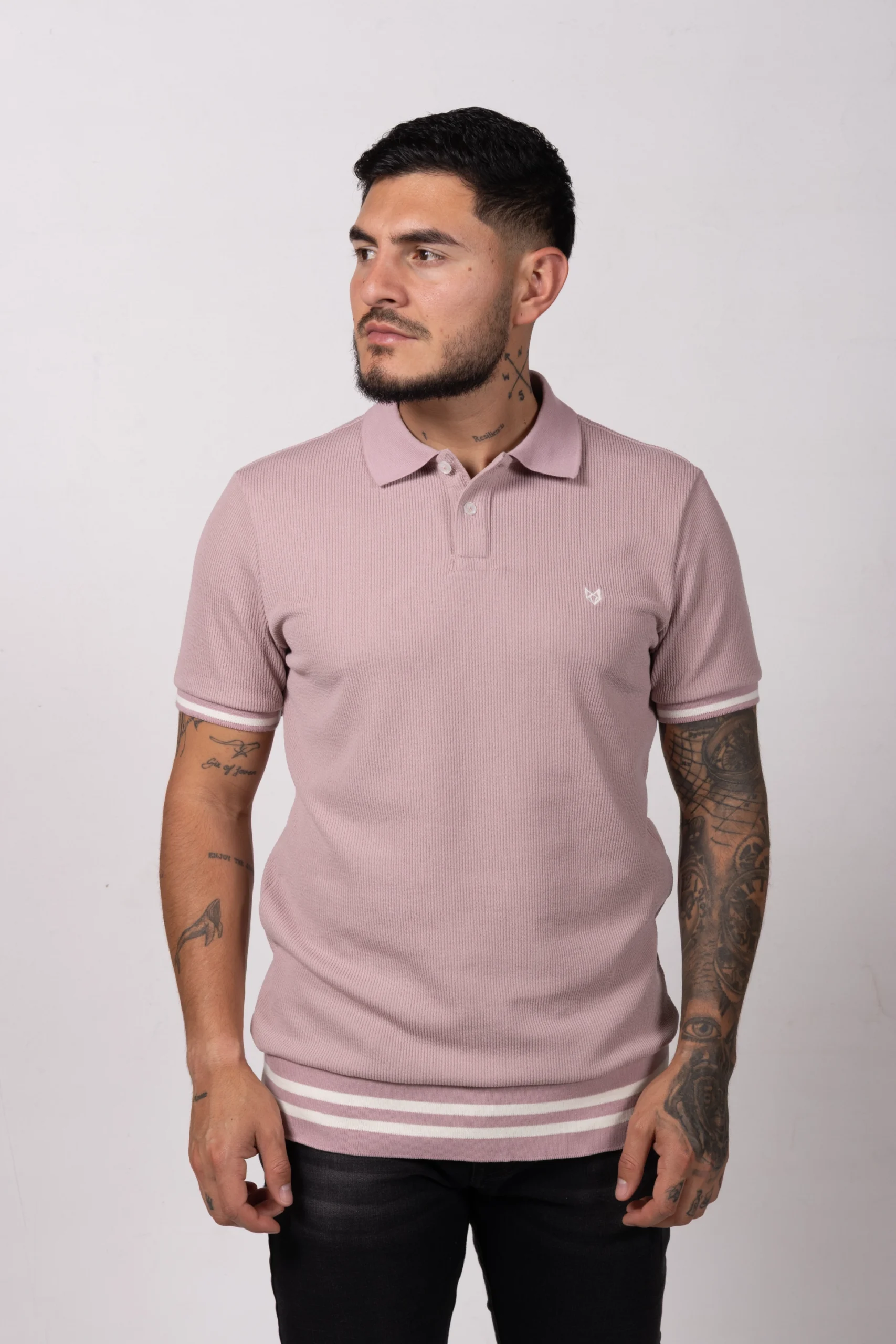 Polo regular fit tela con textura y fajón. Palo Rosa