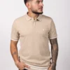 Polo regular fit tela con textura y fajón. Caki