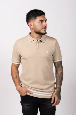 Polo regular fit tela con textura y fajón. Caki
