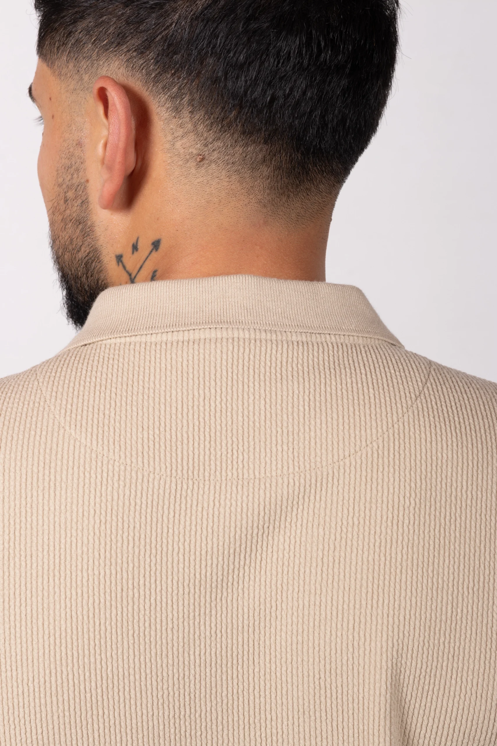 Polo regular fit tela con textura y fajón. Caki - Image 4