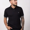 Polo regular fit tela con textura y fajón. Negro
