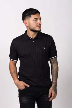 Polo regular fit tela con textura y fajón. Negro