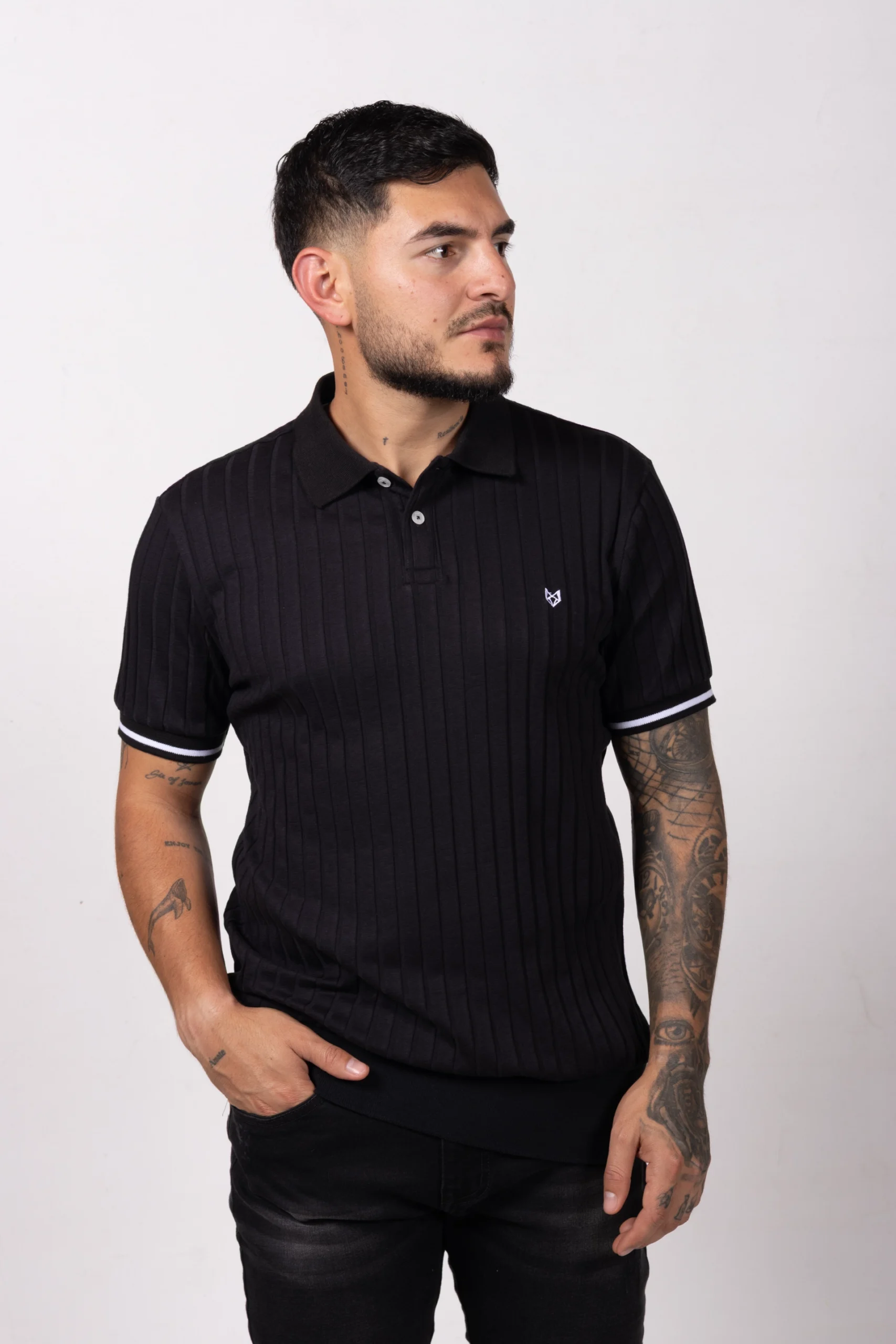 Polo regular fit tela con textura y fajón. Negro