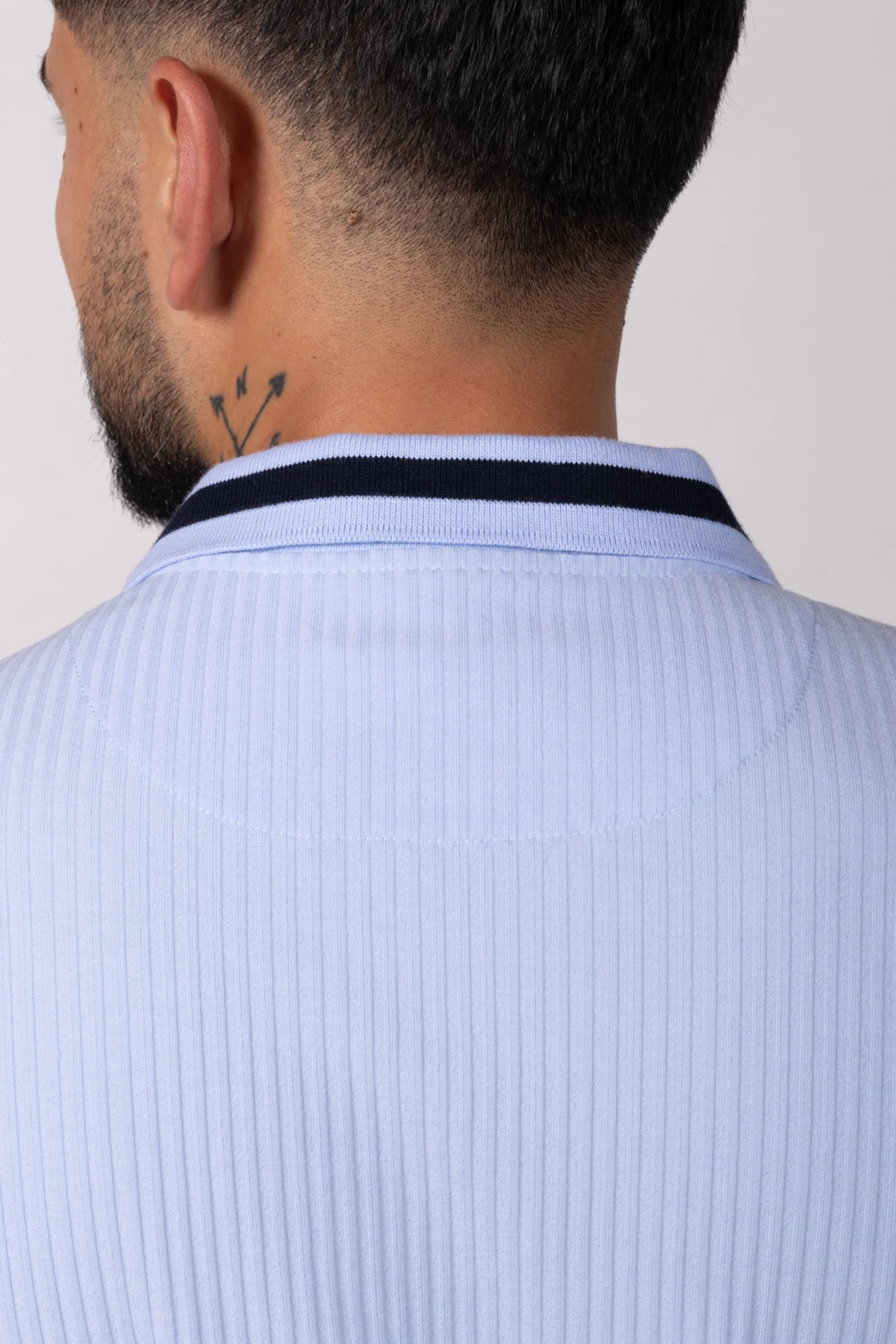 Polo regular fit tela con textura y fajón. Azul Baby - Image 4