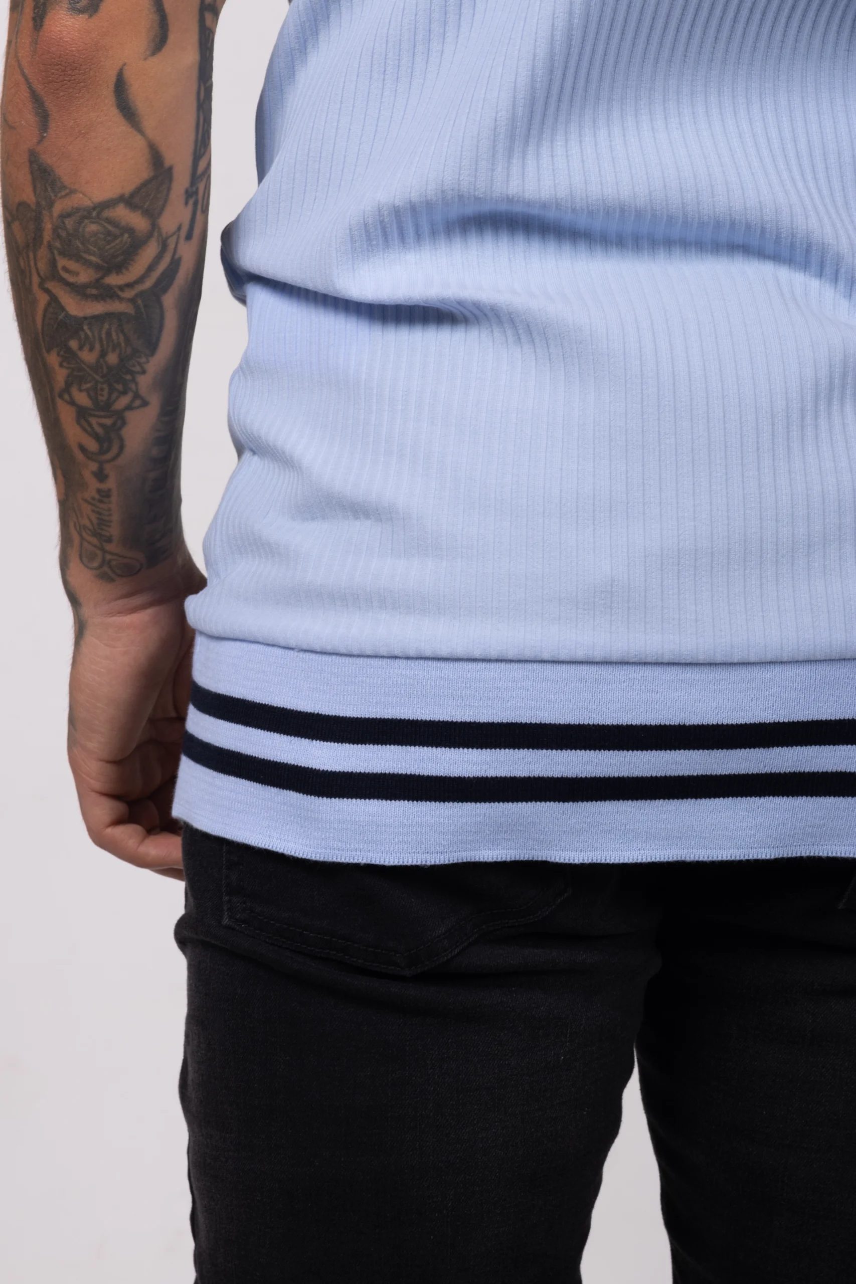 Polo regular fit tela con textura y fajón. Azul Baby - Image 6