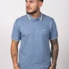 Camiseta de Hombre Tipo Polo, Classic Fit Manga Corta. Cuello Rayas. Azul Claro