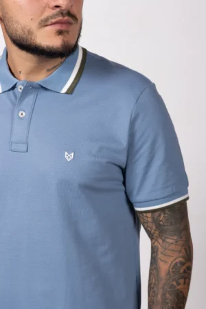 Alternative view of Camiseta de Hombre Tipo Polo, Classic Fit Manga Corta. Cuello Rayas. Azul Claro