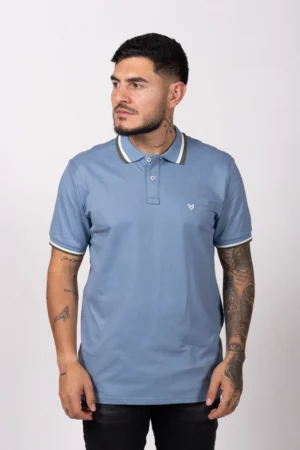Camiseta de Hombre Tipo Polo, Classic Fit Manga Corta. Cuello Rayas. Azul Claro